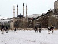 Karli Zeminde Oynanan Ciritte, At Üzerinden Düsen Ciritçinin Ayagi Kirildi Turnuva Yarida Kaldi