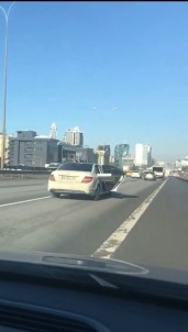 Maltepe'de Pes Dedirten Görüntü, Kapisi Açik Sekilde Yük Tasidi