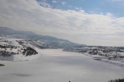 Tunceli'de Baraj Gölü Dondu