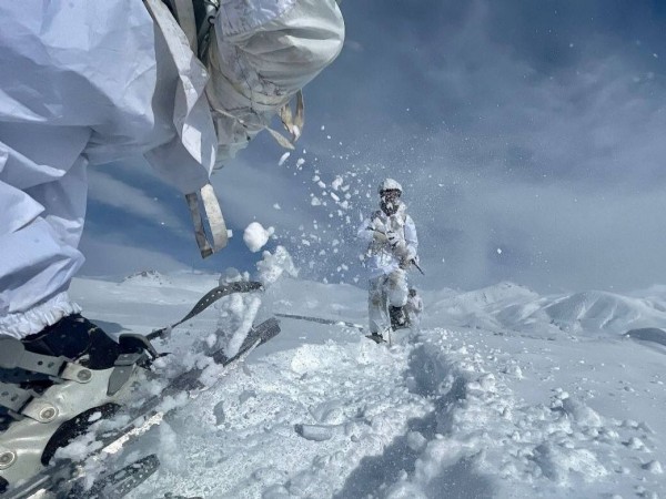 Karlı zirvelerde zorlu vatan nöbeti!