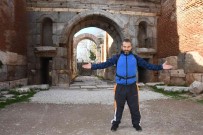 296 Gündür Yürüyen Sanatçi Iznik'te