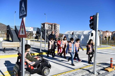 Isparta'da Minik Ögrenciler Trafik Kurallarini Ögreniyor