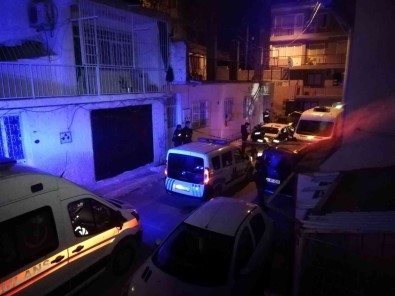 Izmir'de Otomobil Içinde Agzi Ve Yüzü Bezle Kapatilmis Erkek Cesedi Bulundu