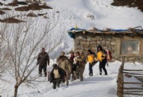 Kardan yolu kapanan 2 bin rakımlı köyde helikopterli hasta kurtarma operasyonu