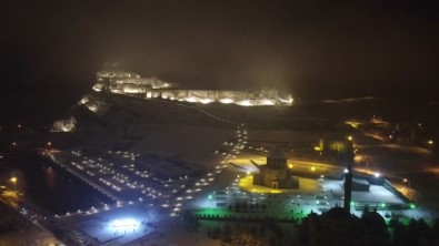 Kars'ta Vatandaslar Kar Altinda Halay Çekti