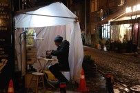 (ÖZEL) Soguktan Korunmak Için Sokakta Kurdugu Çadirda Çalisiyor