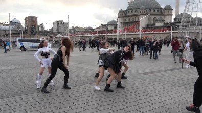 (ÖZEL)Taksim Meydan'da Gençlerin Dans Gösterisi Büyük Ilgi Gördü