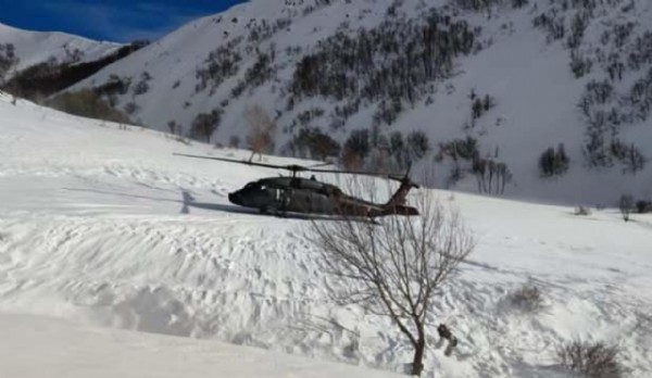 Kardan yolu kapanan 2 bin rakımlı köyde helikopterli hasta kurtarma operasyonu