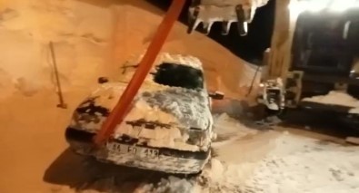 Sürücünün Biraktigi Araci 5 Metre Karin Altindan Çikti