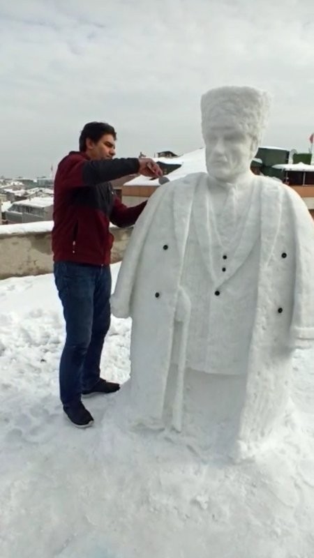 Kardan Atatürk heykeli yaptı! CHP'li belediyeler görmesin...