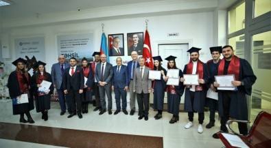 Azerbaycan'da Mezuniyet Sevinci