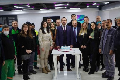 Baskan Tanir'dan Belediye Personellerine Dogum Günü Sürprizi