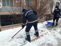 Bilecik'te Kaldirimlarin Kar Ve Buzu Temizleniyor