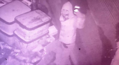 Bir Gecede 8 Is Yerini Soydu