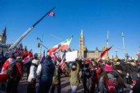 Böyle rezalet görülmedi! Askerin mezarının üzerinde dans ettiler!