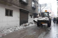 Büyüksehir'den Ara Sokaklarda Kar Temizligi