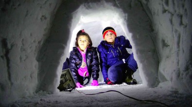 Cami Bahçesinde Temizledikleri Karlarla Eskimo Evi Yaptilar