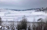 Çavdarhisar'daki Göletin Yüzeyi Buz Tuttu