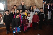 Cengiz Kurtoglu, Minik Hayranlariyla Bulustu