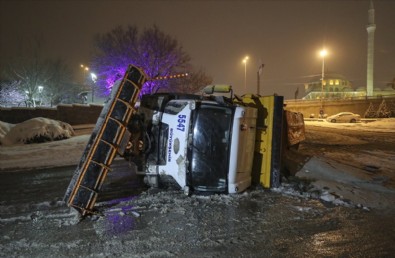 CHP'li Ankara Büyükşehir Belediyesi de karla mücadelede sınıfta kaldı! Kar küreme araçları bile kaza yaptı...