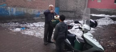 Diyarbakir'in Dermanbabasi'si Kapi Kapi Dolasip Sicak Yemek Dagitiyor