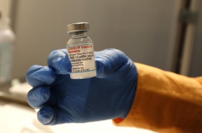 FDA'dan Moderna'nin Covid-19 Asisina Tam Onay