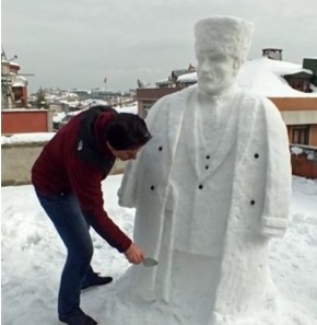 Kardan Atatürk heykeli yaptı! CHP'li belediyeler görmesin...