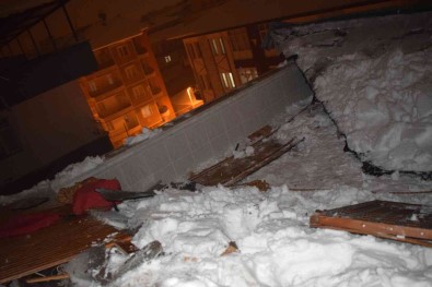 Kardan Çöken Ahsap Çati Parçalara Ayrildi
