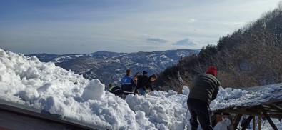 Karin Agirligina Dayanamayan Ahirin Çatisi Çöktü, Ekipler Hayvanlar Için Seferber Oldu