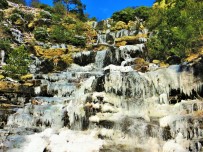 Kazdaglari'nda Selaleler Soguktan Buz Tuttu