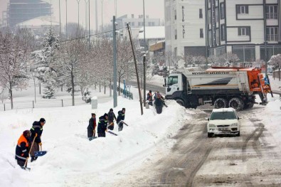 Nevsehir Belediyesi Araliksiz Karla Mücadele Ediyor