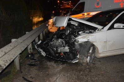 Önce Önündeki Araca, Sonra Bariyerlere Çarpti Açiklamasi 3 Yarali