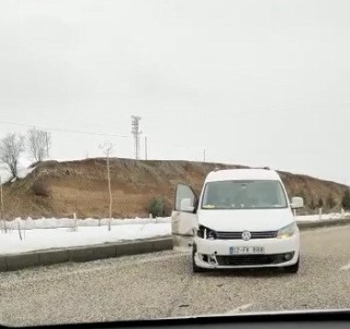 Otomobil Ile Hafif Ticari Araç Çarpisti Açiklamasi 4 Yarali