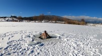 (Özel) Uludag'in Buz Tutan Göllerini Testere Ile Kesti...Üzerinde Yürüyüp Altinda Yüzüyor