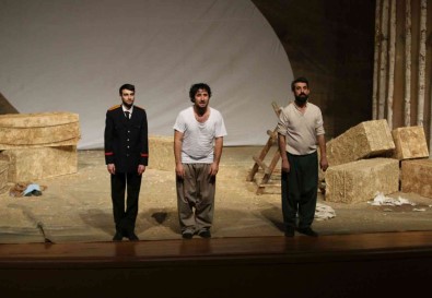 'Pusuda-Öç' Tiyatro Oyunu NEVÜ'de Sahnelendi