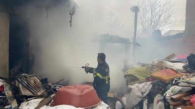 Tek Katli Evde Çikan Yangin Maddi Zararla Atlatildi