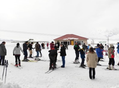 Türkiye'de Kar Kalinligi En Yüksek Çikan Ovacik Kayak Merkezi, Kayakseverleri Agirliyor