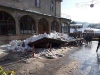 Üzerinde Kar Biriken Caminin Sundurmasi Cemaatin Üzerine Düstü Açiklamasi 5 Yarali