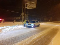 Yolda Kalan Sürücülerin Yardimina Polis Kostu