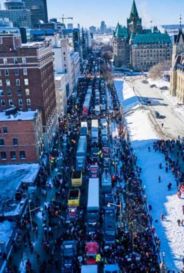 Böyle rezalet görülmedi! Askerin mezarının üzerinde dans ettiler!