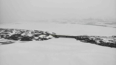 Alparslan-1 Baraji'nin Yüzeyi Kismen Dondu