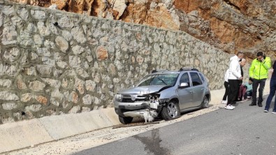 Antalya'da Trafik Kazasi Açiklamasi 2 Yarali