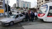 Samsun'da Tramvay Otomobile Çarpti