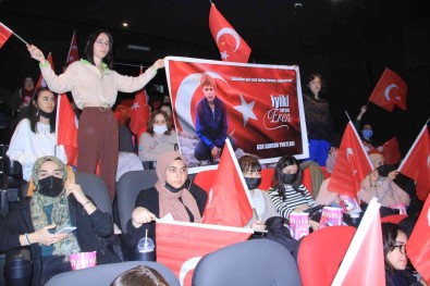 Sinemada 'Iyi Ki Varsin Eren' Pankartiyla Andilar