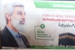 CHP'li İBB panolarında terör destekçisi FETÖ sempatizanı örgüt lideri Alparslan Kuytul ilanları...