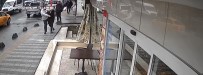 Istanbul'da Kiskanç Koca Dehseti Kamerada Açiklamasi Yumrukladigi Karisini Merdivenlerden Yuvarladi