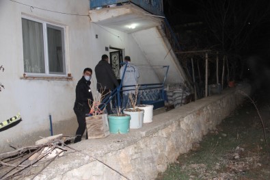 Kendine Siddet Uygulayan Kocasini Biçaklayarak Öldürdü