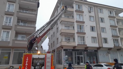 Kilis'te Yangin Açiklamasi 5 Kisi Mahsur Kaldi