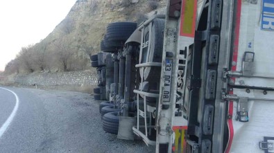 Batman'da Viraji Alamayan Tir Devrildi Açiklamasi 1 Yarali