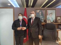Il Milli Egitim Müdürü Okumus, Yüzmede Derece Elde Eden Ögrenciyi Agirladi